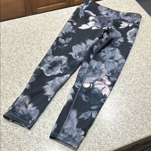 Old navy girls medium (8) active wear leggings black floral mesh detail